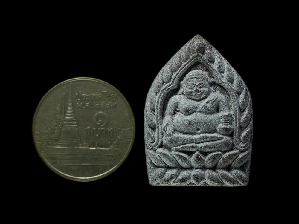 15Dec24 (74)ap.jpg - พระสังกัจจายน์พิมพ์เจ้าสัว หลังยันต์กระบองไขว้ รุ่นเสาร์ 5 เจริญทรัพย์ หลวงพ่อพูลทรัพย์ กนฺตสีโล(พระครูวิมลศิลาภรณ์) วัดอ่างศิลา จ.ชลบุรี ปี2536 เนื้อ [..] | https://kamulet.in.th